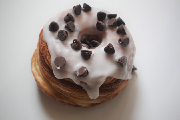 <img src=”Janny's Donuts.jpg” alt=”アーバインJanny's Donutsチョコレートクロナッツ”/>